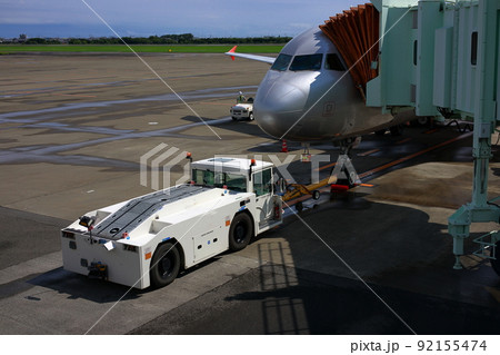 飛行機を移動させる航空機牽引車 飛行機を移動させる航空機牽引車 92155474