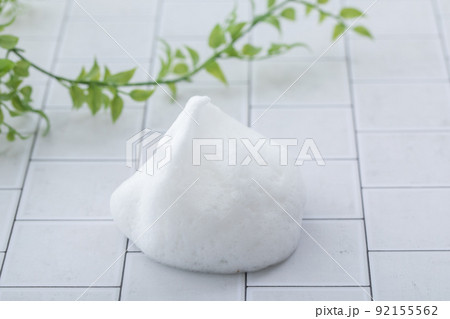 タイルに置かれた泡 Bubbles placed on tiles タイルに置かれた泡 Bubbles placed on tiles 92155562