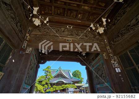 東京都葛飾区柴又7丁目の帝釈天入口の二天門越しに帝釈堂を見る 東京都葛飾区柴又7丁目の帝釈天入口の二天門越しに帝釈堂を見る 92155682