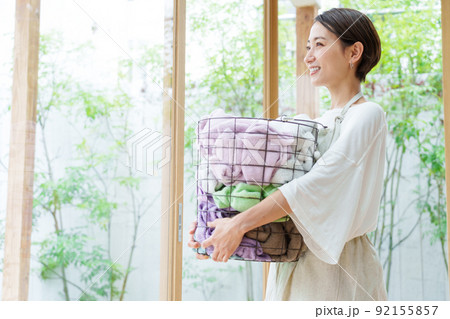 洗濯かごを持つ若い女性 洗濯かごを持つ若い女性 92155857