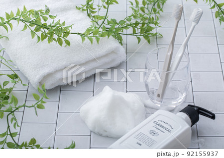 タイルに置かれた泡とソープディスペンサー　Bubbles  92155937