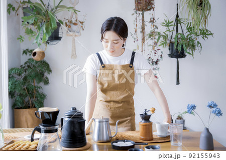 おうちカフェでおもてなしをする女性 92155943