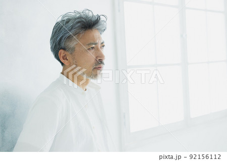 グレイヘアの男性 92156112