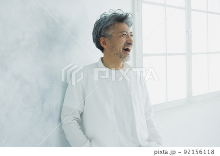 グレイヘアの男性 92156118