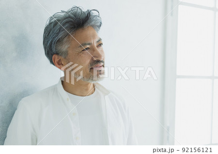 グレイヘアの男性 92156121