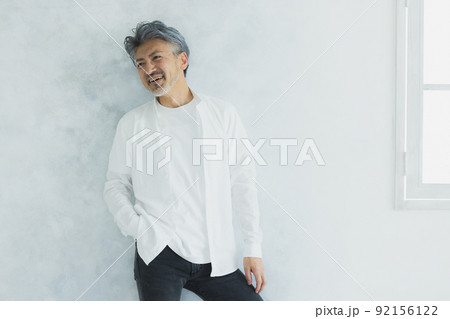 グレイヘアの男性 92156122