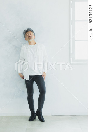 グレイヘアの男性 92156128