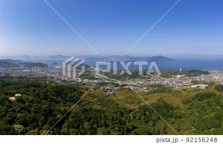 近見山展望台付近から見た来島海峡大橋（愛媛県今治市）と周辺の自然風景 92156248