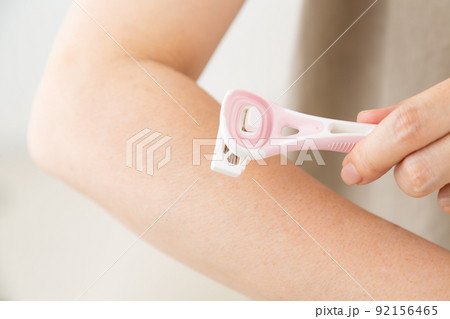 腕の毛を剃るミドル女性 92156465