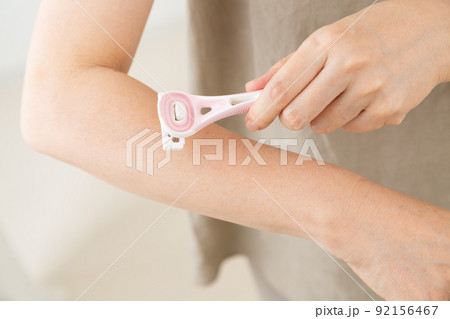腕の毛を剃るミドル女性 92156467