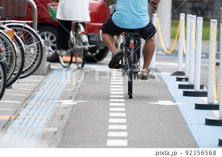 ガニ股で自転車に乗る男性 92156568