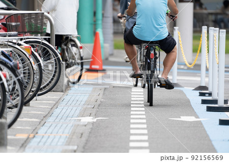ガニ股で自転車に乗る男性 92156569