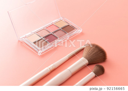 アイシャドウとメイクブラシ　ピンク背景 92156665