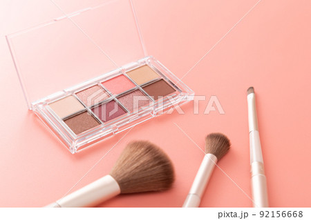 アイシャドウとメイクブラシ　ピンク背景 92156668