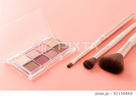 アイシャドウとメイクブラシ　ピンク背景 92156669