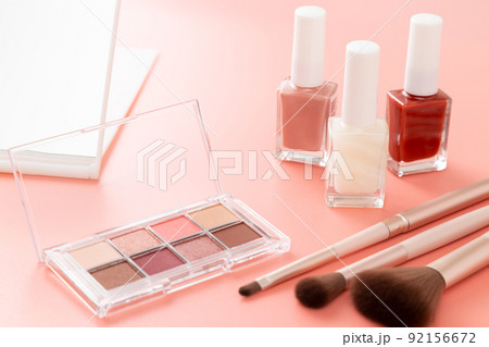 メイク道具 ピンク背景 メイク道具 ピンク背景 92156672