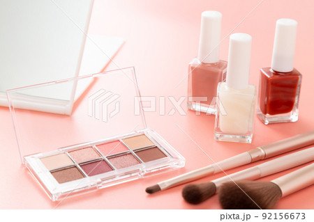 メイク道具　ピンク背景 92156673