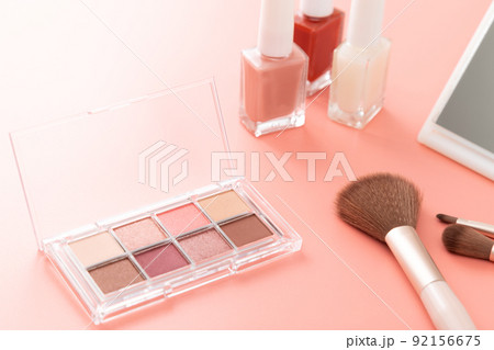メイク道具　ピンク背景 92156675