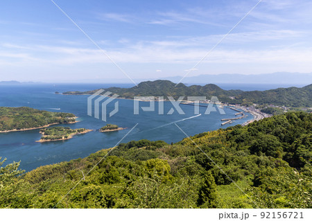 カレイ山展望台から見た宮窪瀬戸と能島（瀬戸内海）と海の観光風景 92156721