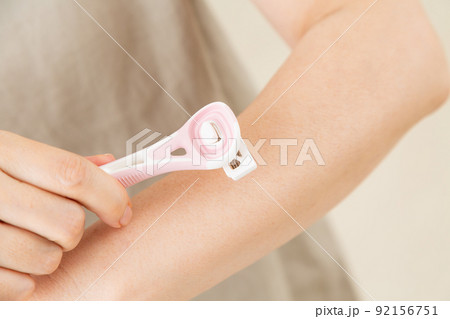 腕の毛を剃るミドル女性 92156751