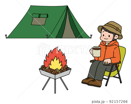 焚き火を見ながらソロキャンプを楽しむ男性 92157266