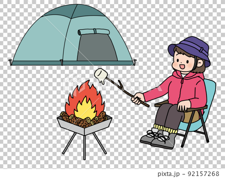 マシュマロを焼きながらソロキャンプを楽しむ女性 92157268
