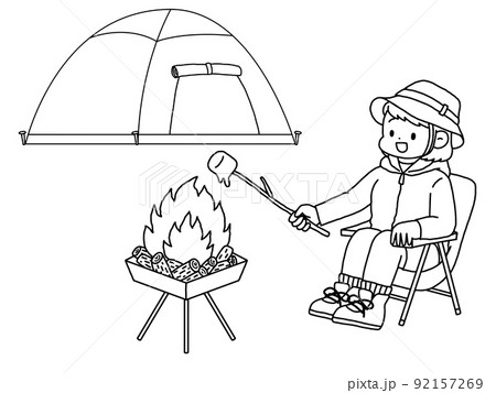 マシュマロを焼きながらソロキャンプを楽しむ女性／線画 92157269