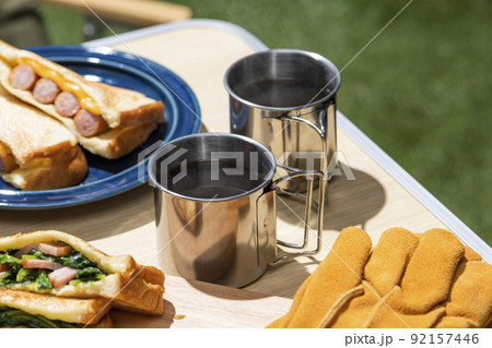 アウトドアのキャンプでコーヒーを淹れて飲む アウトドアのキャンプでコーヒーを淹れて飲む 92157446