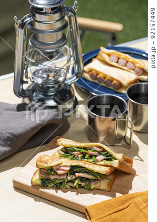 屋外キャンプでホットサンドを作って食べる、定番のキャンプ飯 屋外キャンプでホットサンドを作って食べる、定番のキャンプ飯 92157449