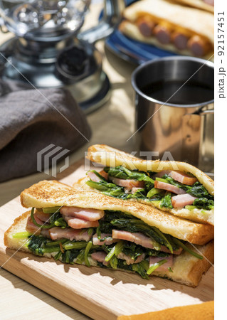 屋外キャンプでホットサンドを作って食べる、定番のキャンプ飯 屋外キャンプでホットサンドを作って食べる、定番のキャンプ飯 92157451