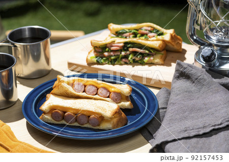屋外キャンプでホットサンドを作って食べる、定番のキャンプ飯 屋外キャンプでホットサンドを作って食べる、定番のキャンプ飯 92157453