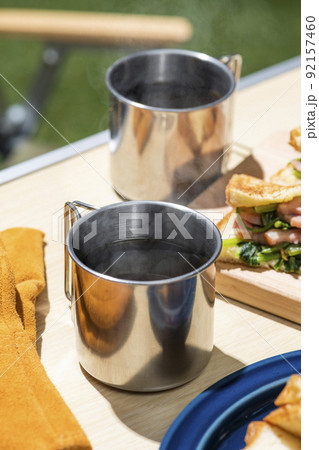 アウトドアのキャンプでコーヒーを淹れて飲む 92157460