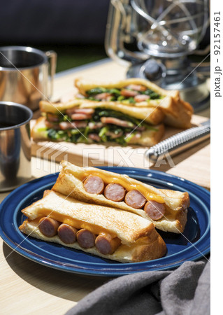 屋外キャンプでホットサンドを作って食べる、定番のキャンプ飯 92157461