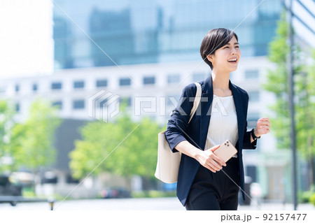 女性 ビジネス 通勤 スマホ オフィス 女性 ビジネス 通勤 スマホ オフィス 92157477