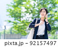 女性　ビジネス　通勤　オフィス 92157497