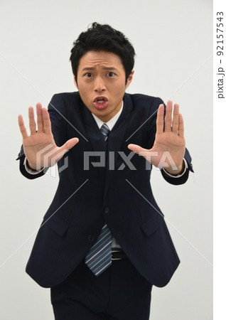 両手で「ストップ」のサインを出す若い男性 92157543