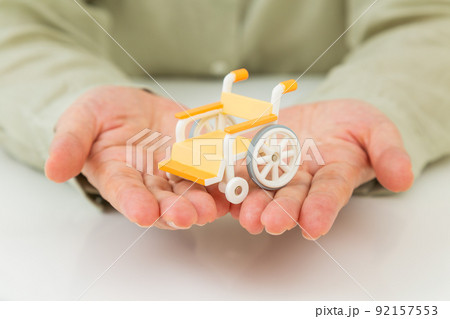 介護イメージ。車椅子とミドル女性 介護イメージ。車椅子とミドル女性 92157553