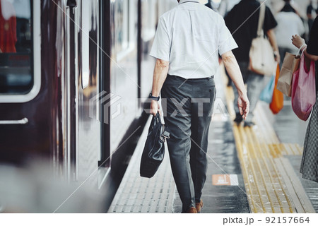 電車を利用する人々 ビジネスイメージ 92157664