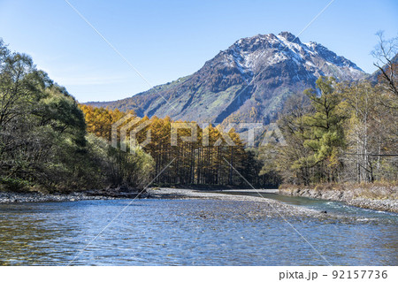 上高地の晩秋 梓川と紅葉 上高地の晩秋 梓川と紅葉 92157736