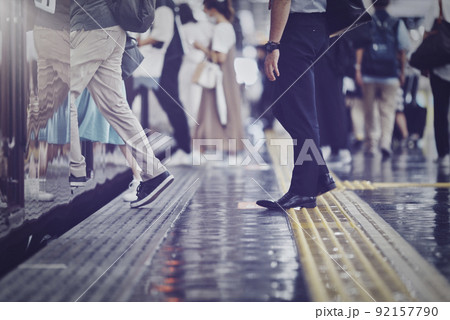 電車を利用する人々 ビジネスイメージ 電車を利用する人々 ビジネスイメージ 92157790