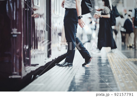 電車を利用する人々 ビジネスイメージ 電車を利用する人々 ビジネスイメージ 92157791