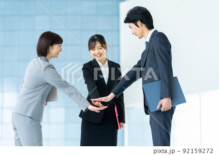 ビジネスマン　ビジネスイメージ　ビジネス　オフィス　仕事　会社　会社員　サラリーマン 92159272