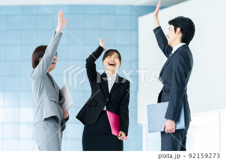 ビジネスマン　ビジネスイメージ　ビジネス　オフィス　仕事　会社　会社員　サラリーマン 92159273