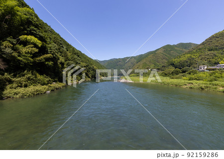 浅尾沈下橋から見た仁淀川（高知県越知町）の地域景観 92159286
