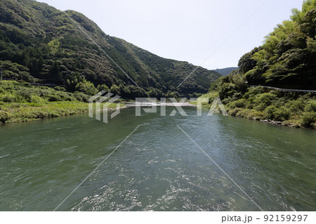 浅尾（あそお）沈下橋から見た仁淀川（高知県越知町） 92159297