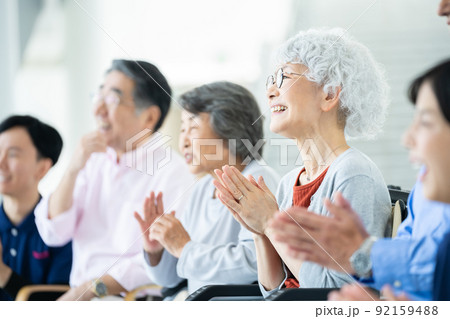 出し物を鑑賞する老人ホーム利用者 シニアイメージ 介護士 出し物を鑑賞する老人ホーム利用者 シニアイメージ 介護士 92159488