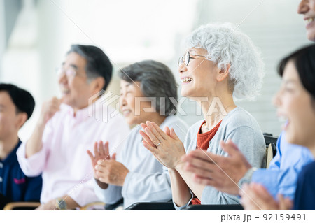 出し物を鑑賞する老人ホーム利用者 シニアイメージ 介護士 出し物を鑑賞する老人ホーム利用者 シニアイメージ 介護士 92159491