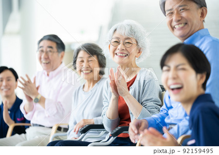 出し物を鑑賞する老人ホーム利用者　シニアイメージ　介護士 92159495