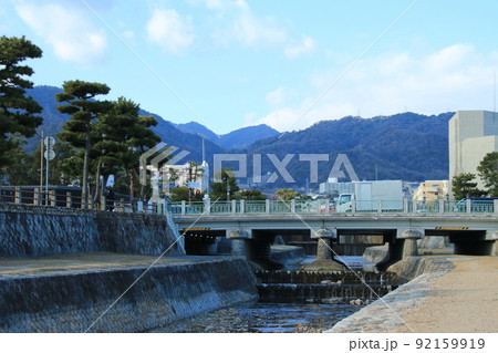 日本の街中を流れる川の風景 兵庫県芦屋市芦屋川の松並木 日本の街中を流れる川の風景 兵庫県芦屋市芦屋川の松並木 92159919