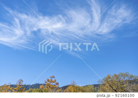 上高地の晩秋　青空と紅葉 92160100
